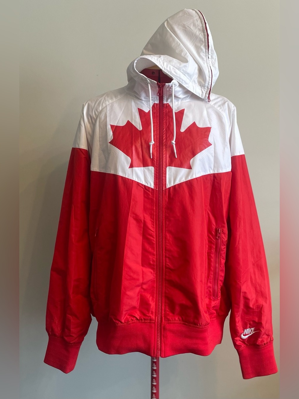 Nike - zip up hooded windbreaker jacket Size Medium